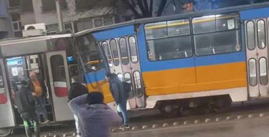 Два трамвая се сблъскаха в София, леко е пострадало дете