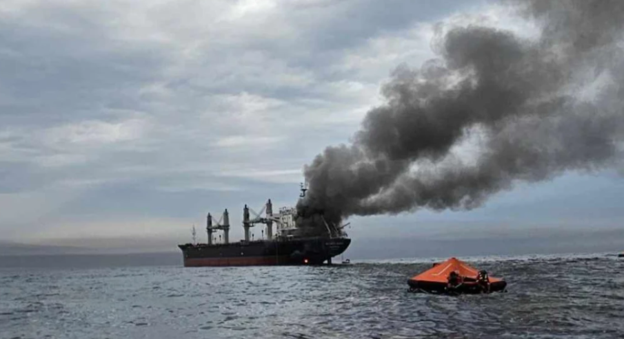 Иран откри огън по два търговски кораба