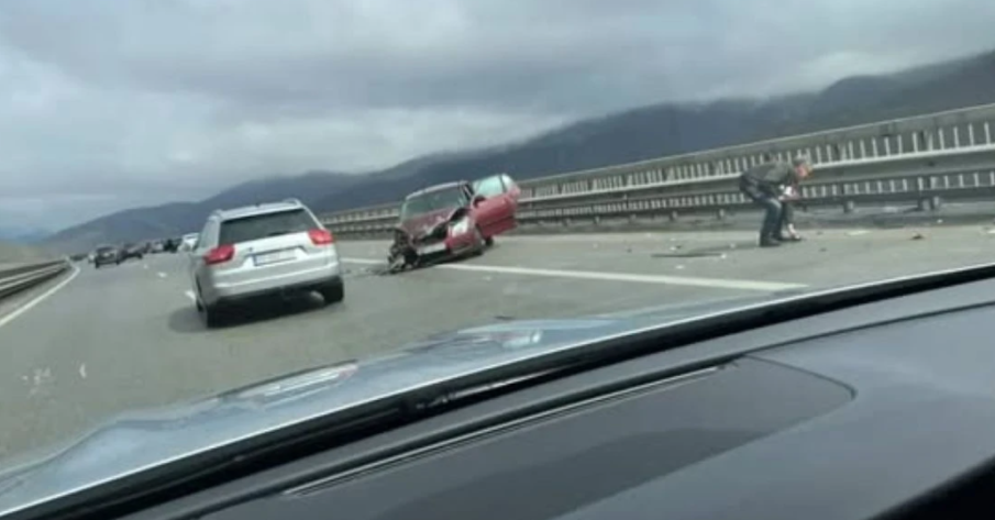 Шофьор се разби в мантинелата на АМ Хемус до тунел Витиня
