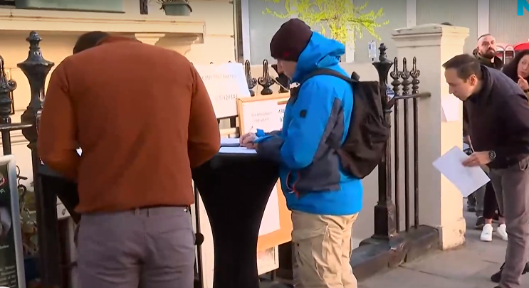 Опашки пред секциите за гласуване в Лондон още преди отварянето им