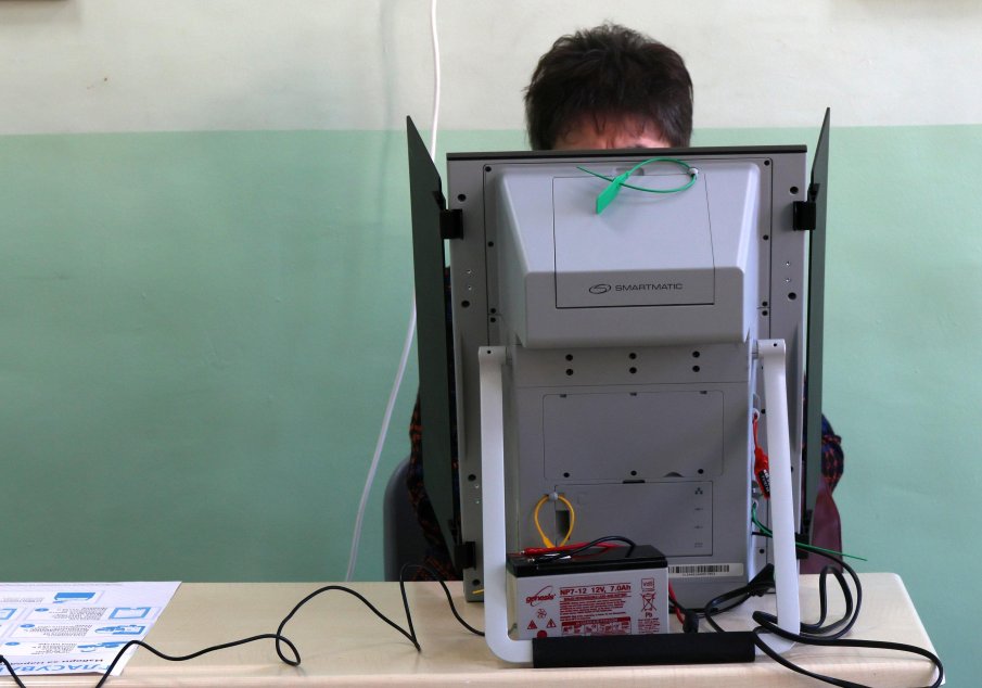 В още две секции в Софийско е спряно гласуването с машина