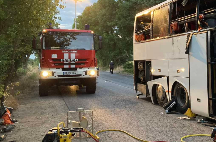 ОГРОМНА ТРАГЕДИЯ: Двама загинаха, има и ранени при тежък инцидент с автобус
