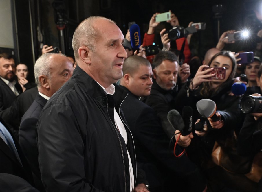 ЛЮБОПИТНО! Ето с колко бие Радев на изборите в родното Славяново