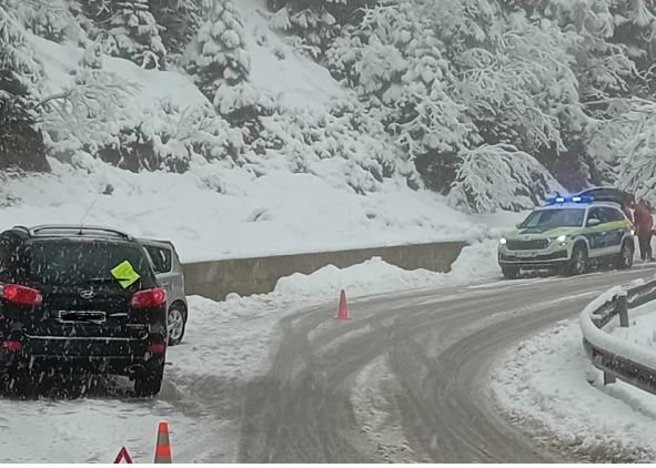 Два автомобила се удариха по пътя Стойките – прохода Превала