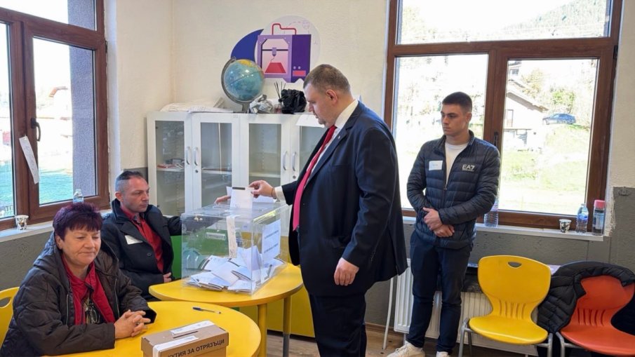 ПЪРВО В ПИК! Лидерът на ДПС Делян Пеевски гласува: Избрах държавата на хората! (СНИМКИ)