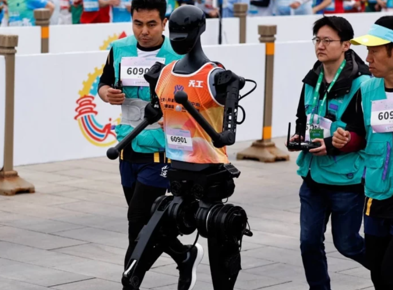 Хуманоидни роботи стартират утре на полумаратона в Пекин