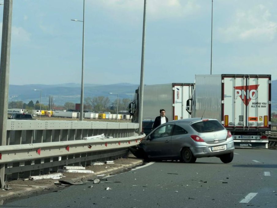 Кола се разби в мантинела на Северната тангента