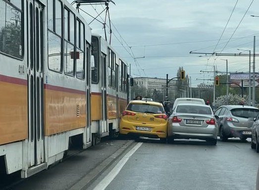 Такси остана заклещено между трамвай и кола, движението по линия 20 е блокирано