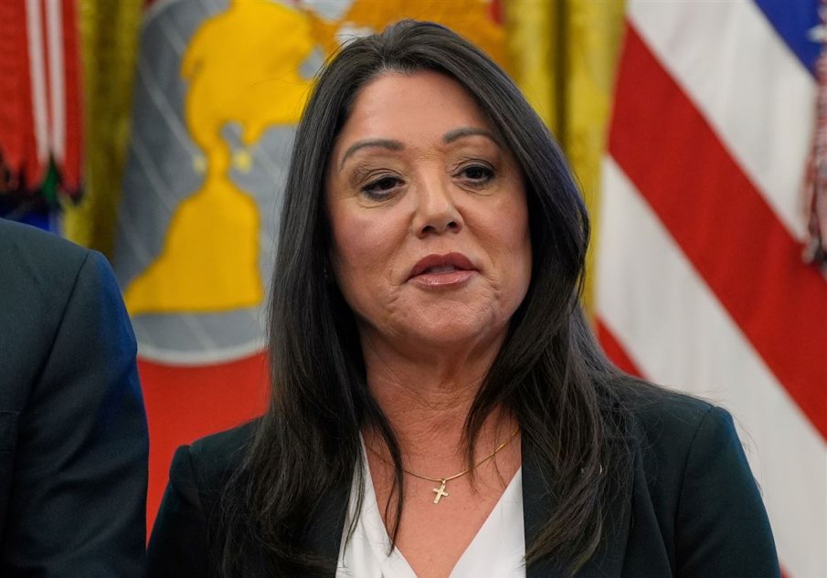 Министърката на труда в правителството на Тръмп подаде оставка