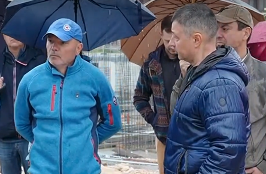 НАПРЕЖЕНИЕ: Пловдивчани блокират кръстовище заради сграда на брега на Марица