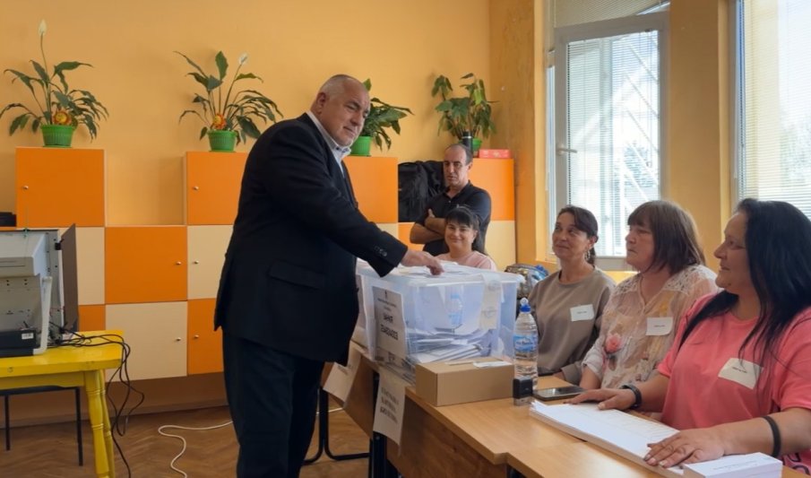 ПИК TV! Бойко Борисов гласува с хартиена бюлетина: ГЕРБ няма да участва в коалиции (ВИДЕО)