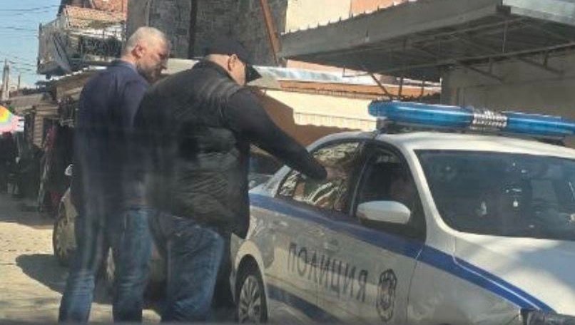 ГЪРМИ СКАНДАЛ! Директорът на пловдивската полиция обикаля секциите в района и дава нареждания (СНИМКИ)