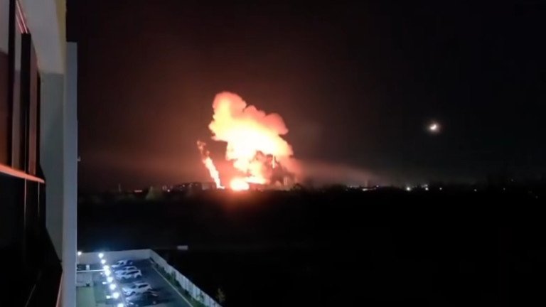 Разследват експлозии и пожар на територията на ТЕЦ Букурещ-Запад (ВИДЕО)