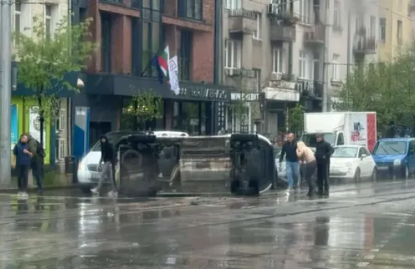 Катастрофа с преобърнала се линейка блокира ключово кръстовище в София