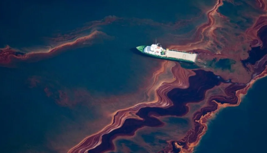 Трима уволнени заради масивен петролен разлив в Мексиканския залив