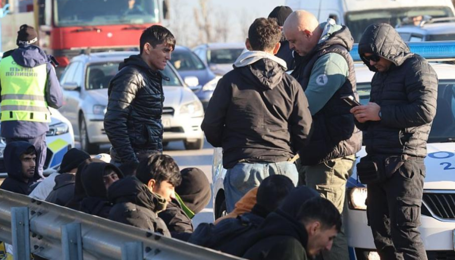 Двама гранични полицаи от Елхово са задържани и са с повдигнати обвинения за трафик на мигранти