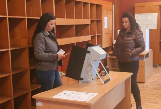 ПРОБЛЕМИ И В ХАСКОВСКО: Липсващи комисии и повредени машини в началото на вота