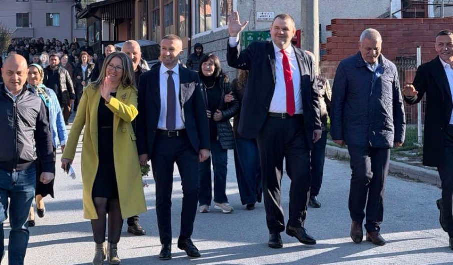 ГОРЕЩО В ПИК! Вижте как посрещнаха Делян Пеевски в Благоевградско (ВИДЕО)