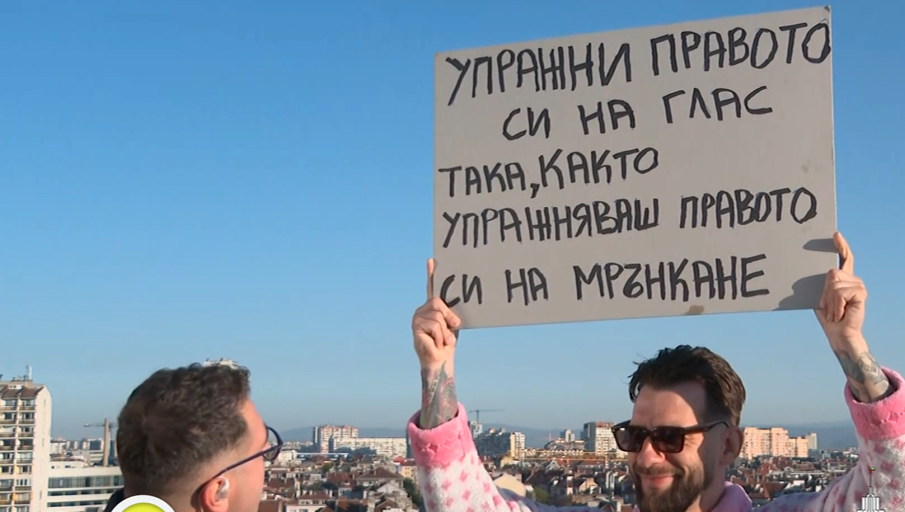 Човекът с халата издигна ново послание в деня на вота