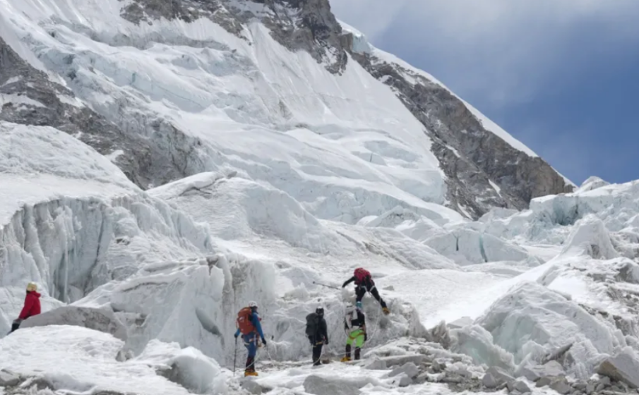 В началото на сезона за изкачване, огромен леден блок блокира пътя към Еверест
