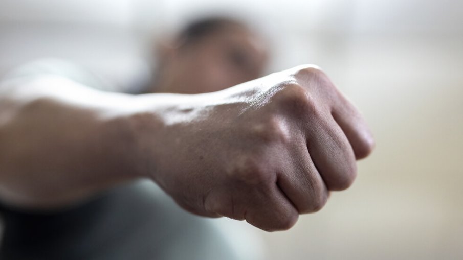 Семейна кавга между баща и син в Павликени приключи със стол в главата