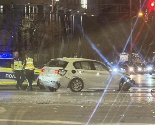 Тежка катастрофа посреднощ в София! След гонка с полицията лека кола се ударила в такси, има пострадали (ВИДЕО)