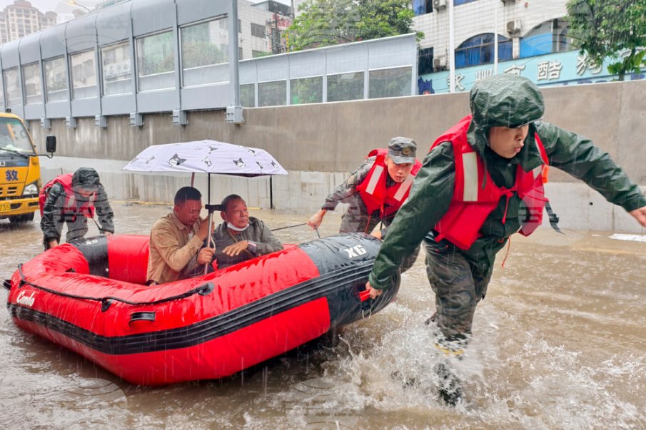 Големи наводнения в Южен Китай доведоха до евакуацията на над 200 жители