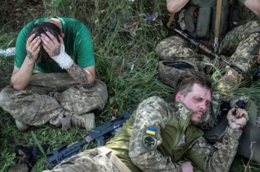 ПЪЛНО ИЗТОЩЕНИЕ: Украински войници губят съзнание от глад, оцеляват на дъждовна вода (ПОТРЕСАВАЩИ СНИМКИ)