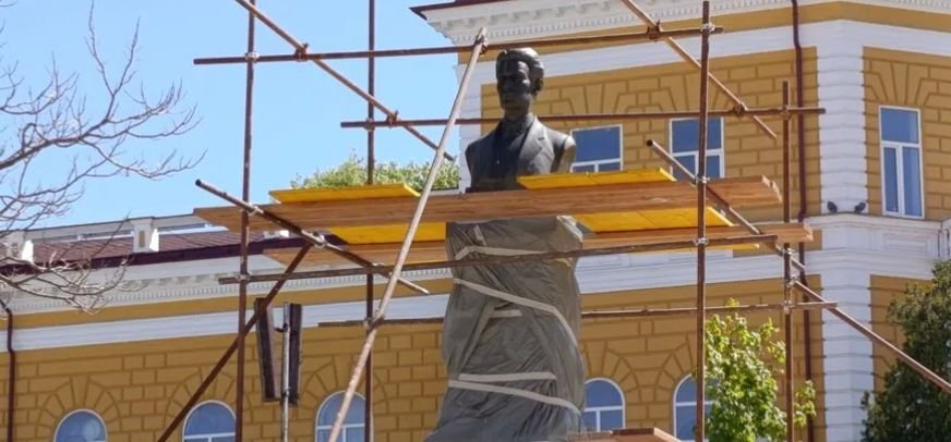 Започна консервация и реставрация на бюст-паметника на Панайот Волов в Шумен