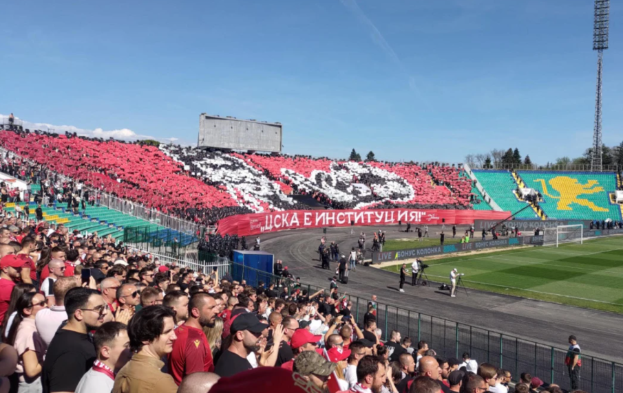 НА ДЕРБИТО: Сектор Г почете Джони Велинов