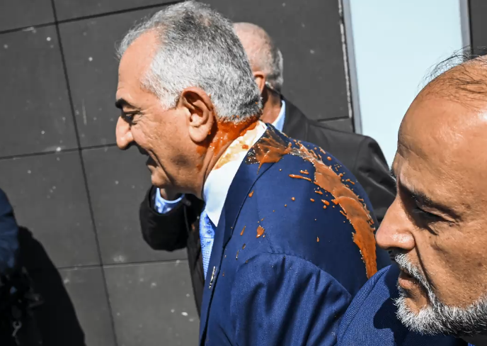 Заляха с червена течност иранския престолонаследник Реза Пахлави в Берлин (ВИДЕО)