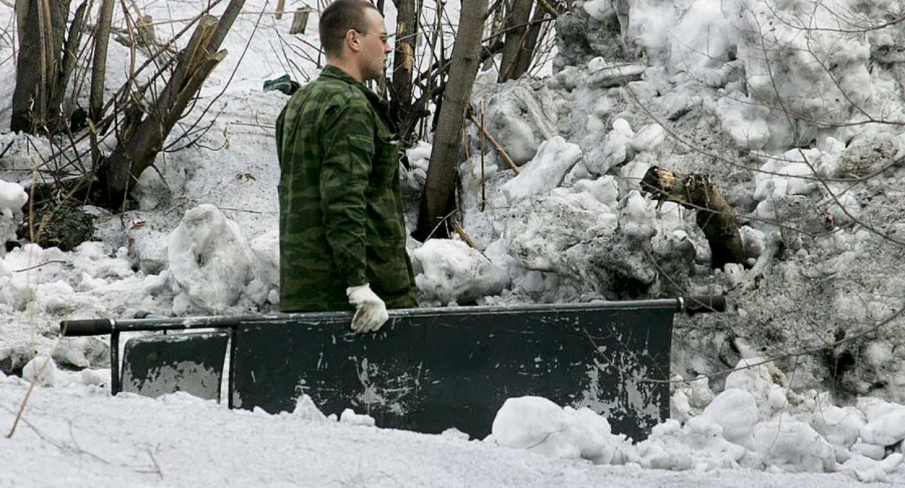 Лавина затрупа шестима души в златна мина в Сибир