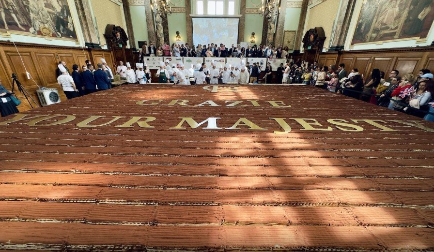 В Лондон: 100 сладкари подредиха най-голямото тирамису в света