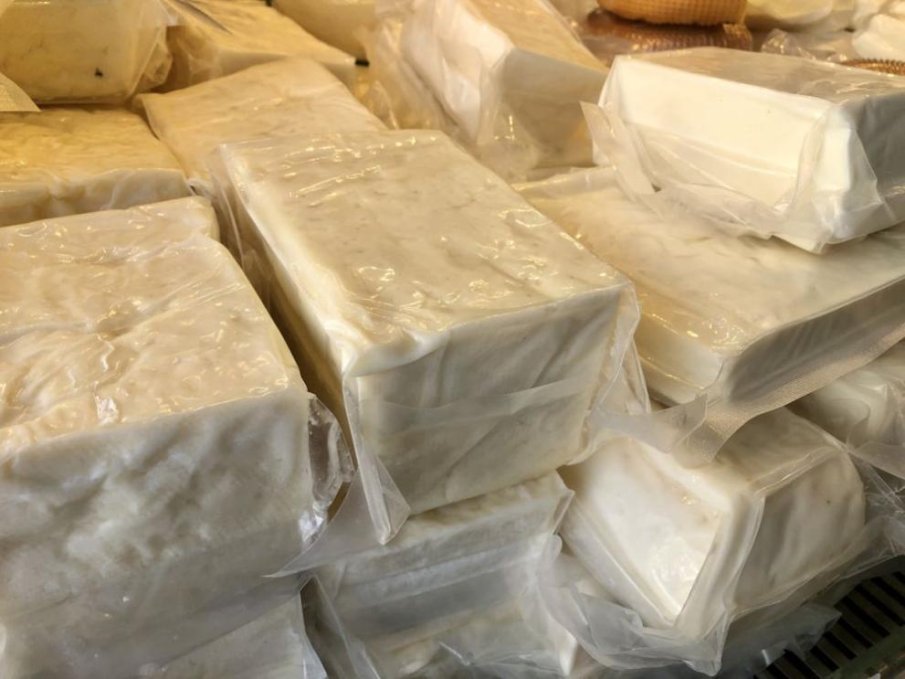 Унищожават 1,3 т млечни продукти, открити в автобус от Турция