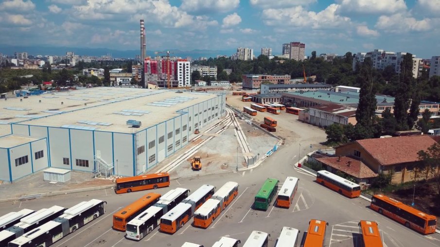 ДРАМА В АВТОТРАНСПОРТА: Служител се барикадира в гараж „Земляне“