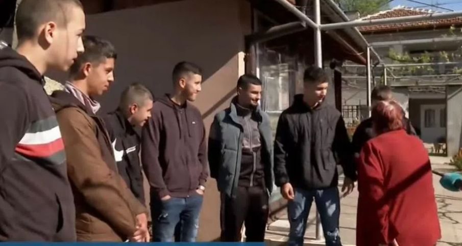 Ученици спасиха възрастна жена от пожар