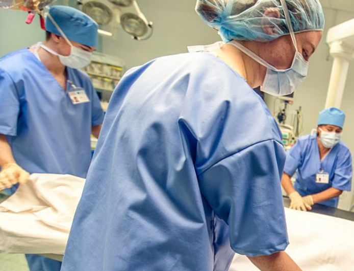 Тежко остава състоянието на жената, залята с киселина в Ситово, търсят се още кръводарители