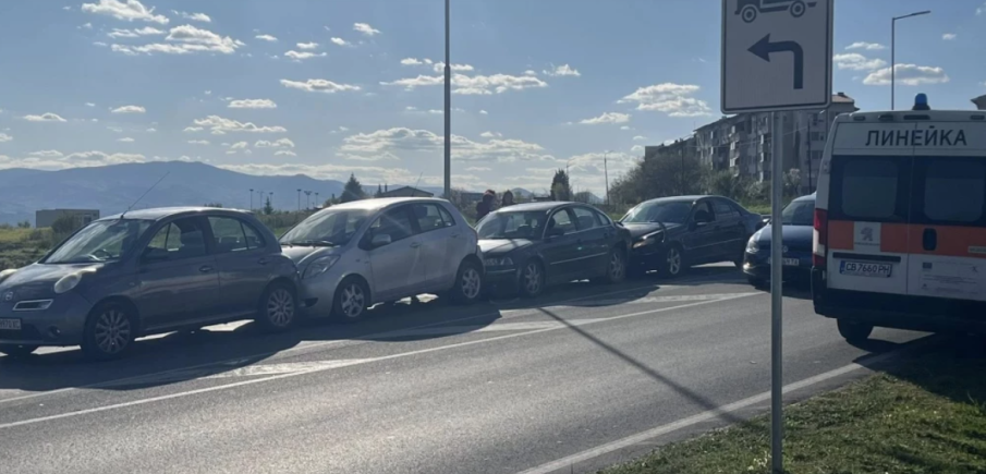 Четири коли се помляха край Сопот, има пострадали