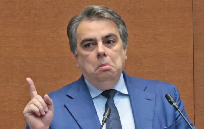 ГОЛЯМ МАЙТАП! Асен се цанил за финансов министър в кабинет на Радев, сега заема поза партер