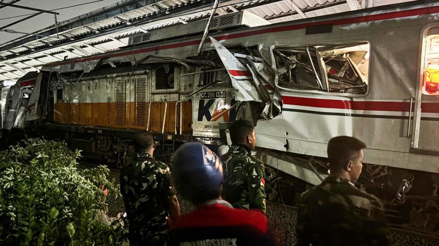 Загинали и много ранени при влакова катастрофа в Индонезия