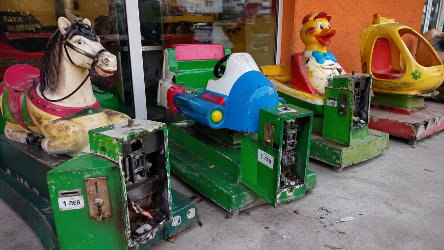 19-годишен повреди детски атракциони, крадейки монетите от тях