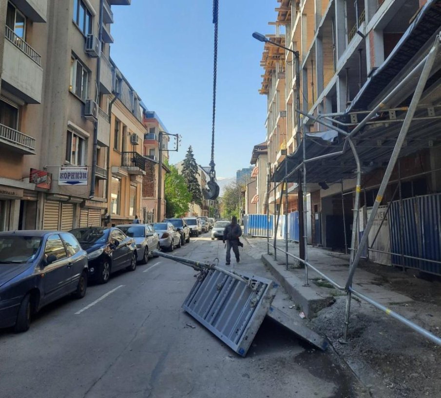 На косъм от трагедия: Кофраж падна на пътното платно на улица в София