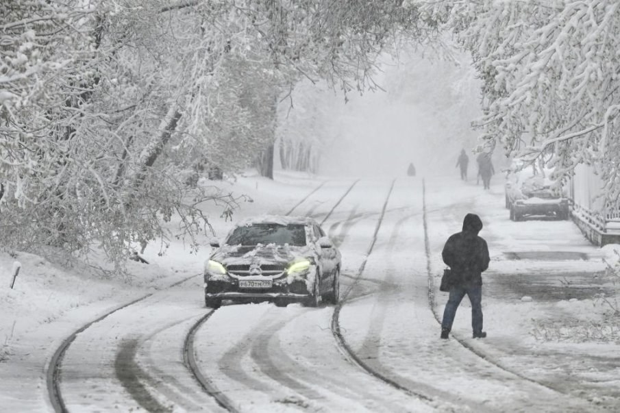 Заради циклон от Балтика: Априлска снежна буря блокира Москва