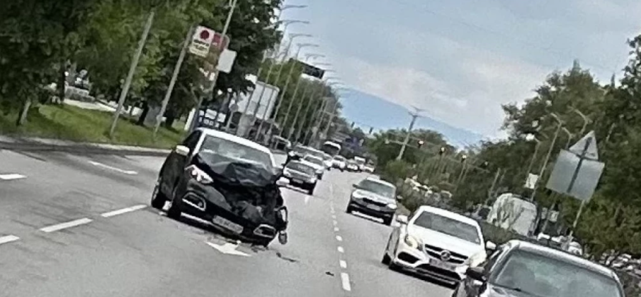 Зарязаха смачкана кола на централен булевард в Пловдив