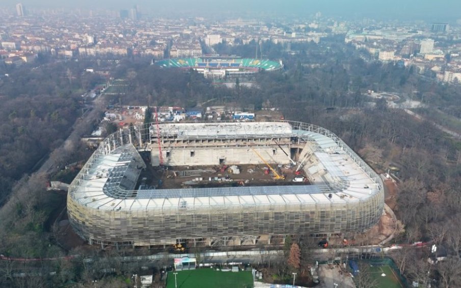 Асфалтираха централната алея пред “Армията“ (ВИДЕО)