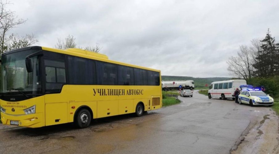 Шофьор пострада при катастрофа между два автобуса и кола в Разградско