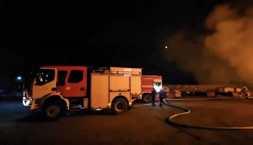 Пожар избухна в база за вторични суровини в Сливен