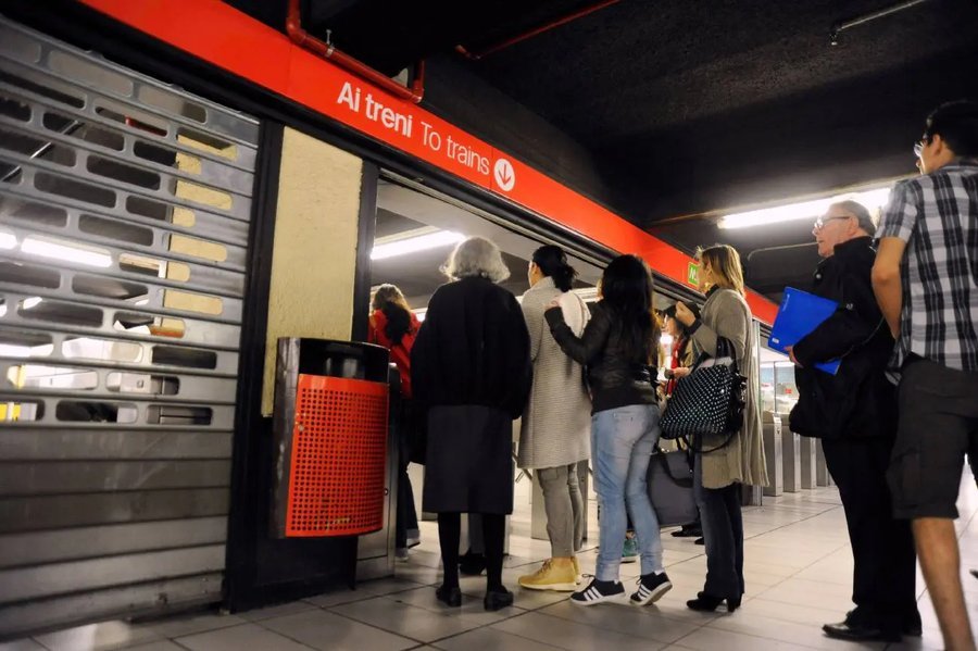 Няколко души пострадаха при рязко спиране на метровлак в Милано