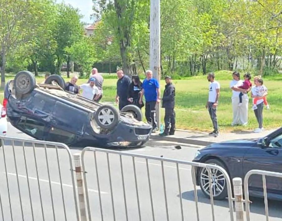 Кола се обърна по таван на столичен булевард (СНИМКА)