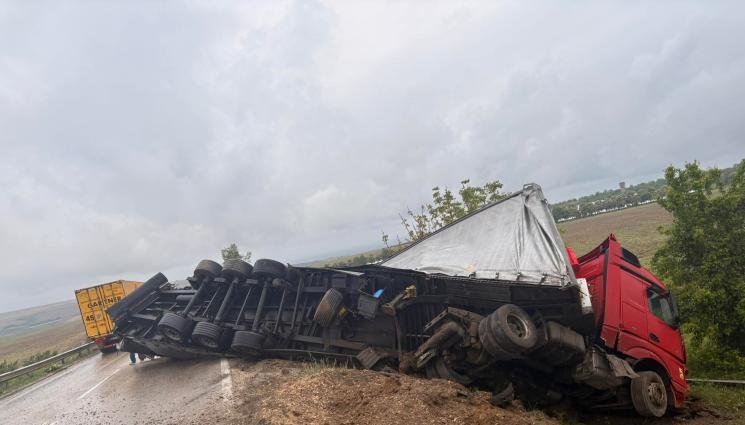 ТИР се обърна в канавката край Видин (СНИМКА)